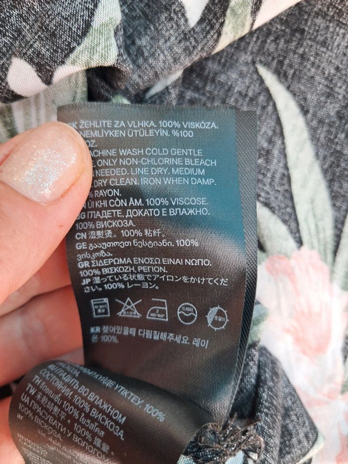 Belle robe 👗 courte boutonnée, noire à motifs floraux - T38 - Divided par H&M - photo numéro 8