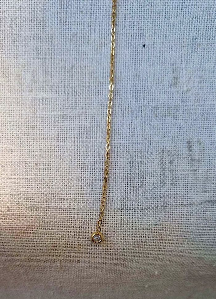 Collier sautoir fin V acier inoxydable or cristaux - photo numéro 3