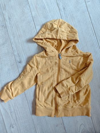 Gilet couleur moutarde 4ans