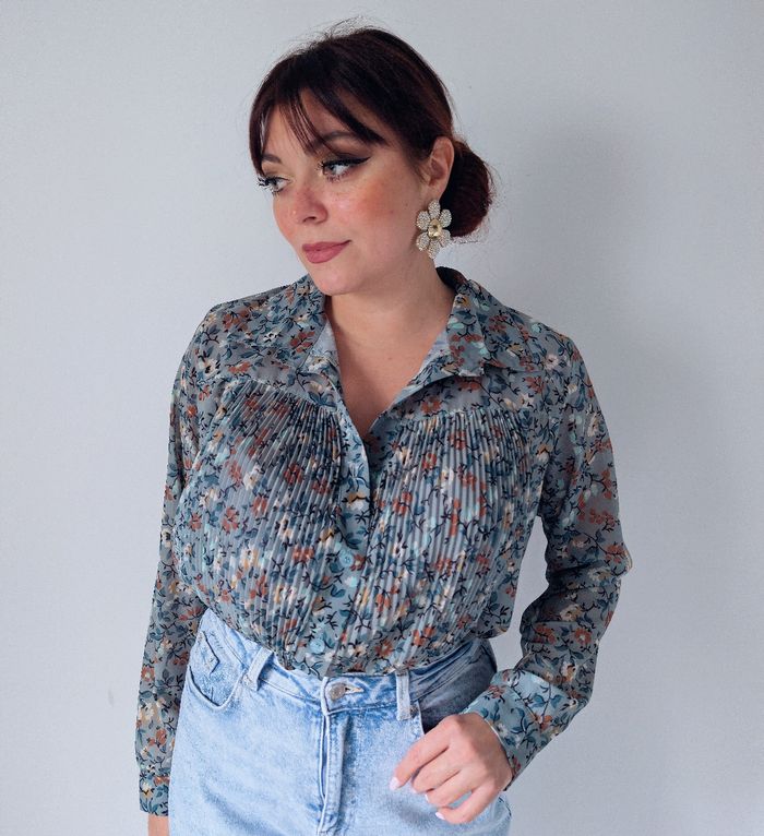 Chemise voilage fleurie bleu gris tendance romantique moderne Marque By Izea Taille 38 M - photo numéro 6