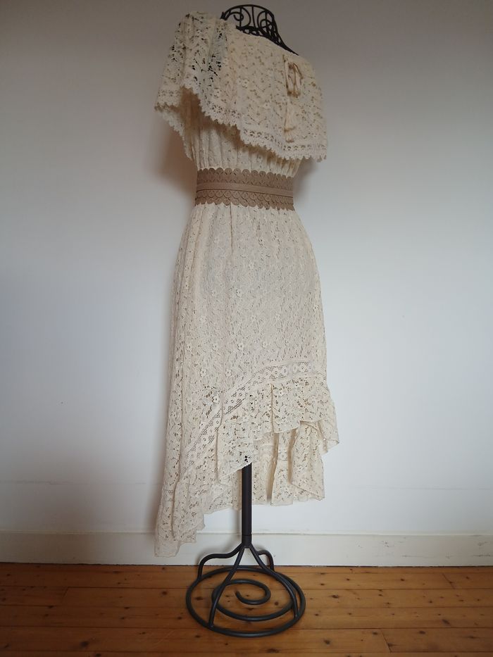 Robe dentelle asymétrique - photo numéro 4