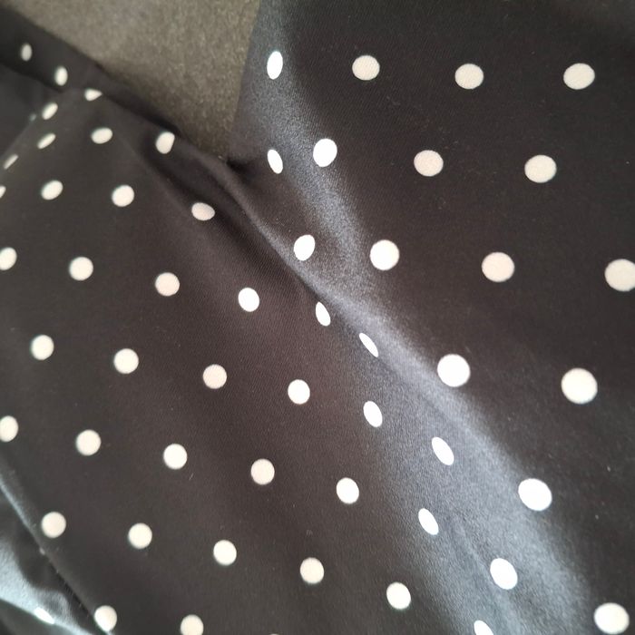 Top courte satiné noir à pois blanc - Pronto Moda - photo numéro 4