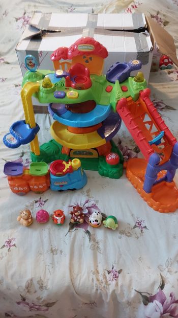 Arbre train et personnages zoomizooz