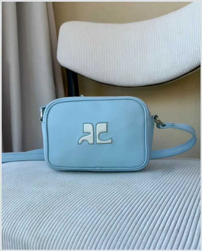 sac caméra bleu ciel Courrèges TBE - photo numéro 8