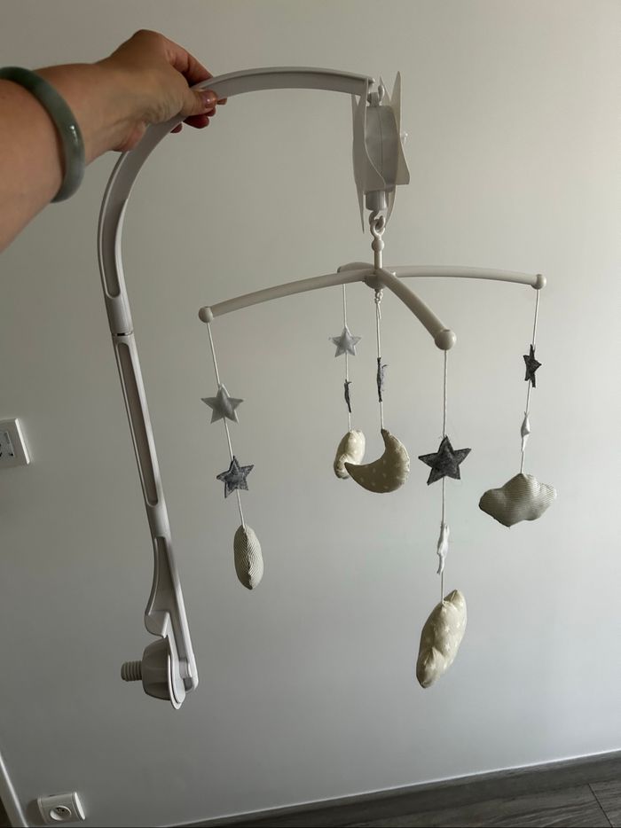 Mobile musical blanc et gris