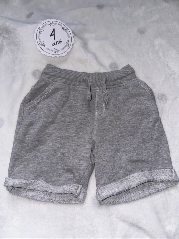 Short 4 ans