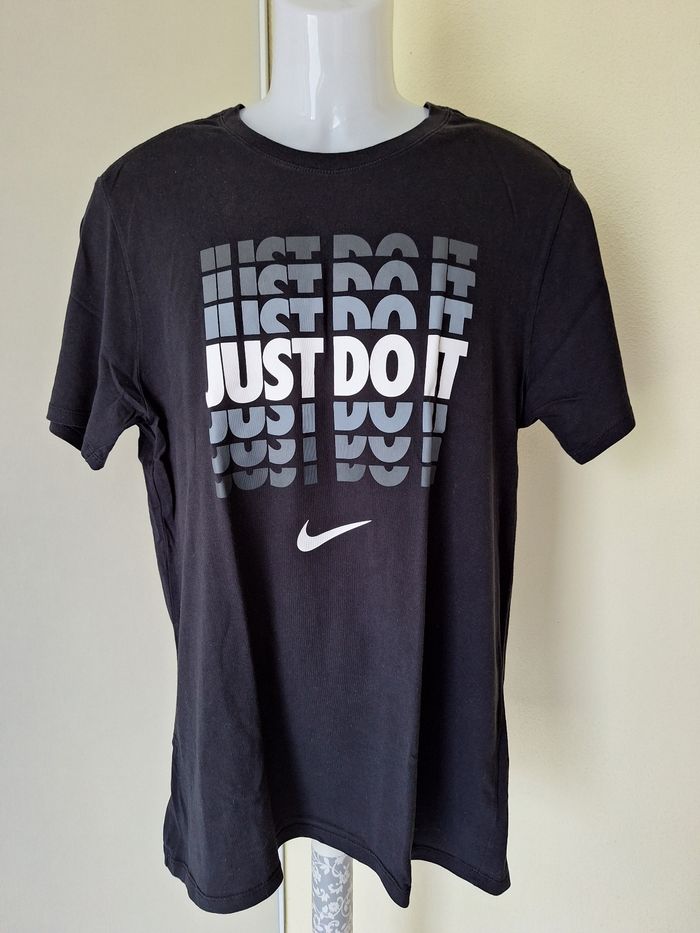 T-Shirt taille L marque Nike couleur noir