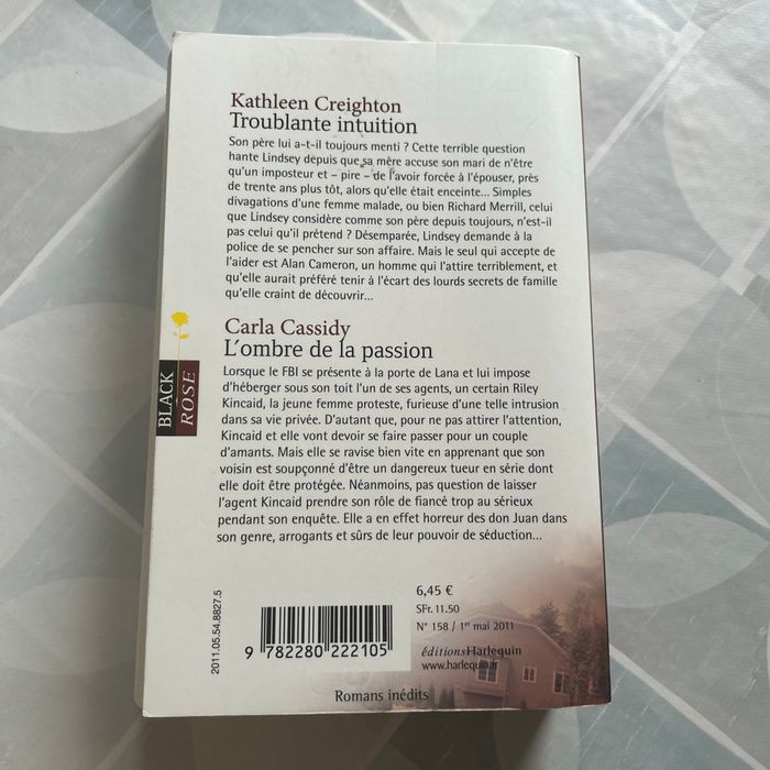 Livre Black Rose - Harlequin - Troublante intuition - L’ombre de la passion - en très bon état - photo numéro 2