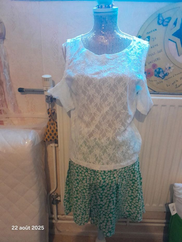 Ensemble jupe fleurie et top en dentelle