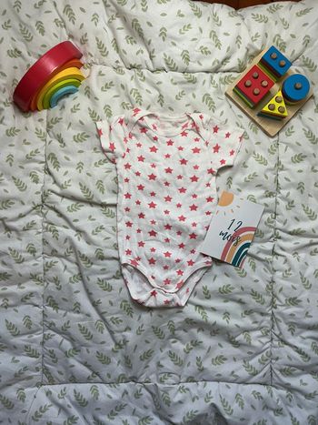 body manches courtes blanc motifs étoiles rose 12 mois