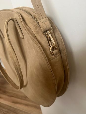 sac rond San Marina en suédine beige hyper douce.