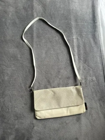 Sac blanc en cuir perforé JOST – Y2K minimaliste & épuré
