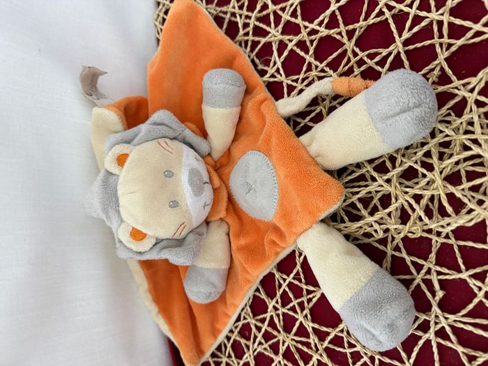 Doudou plat lion jaune orange gris NICOTOY