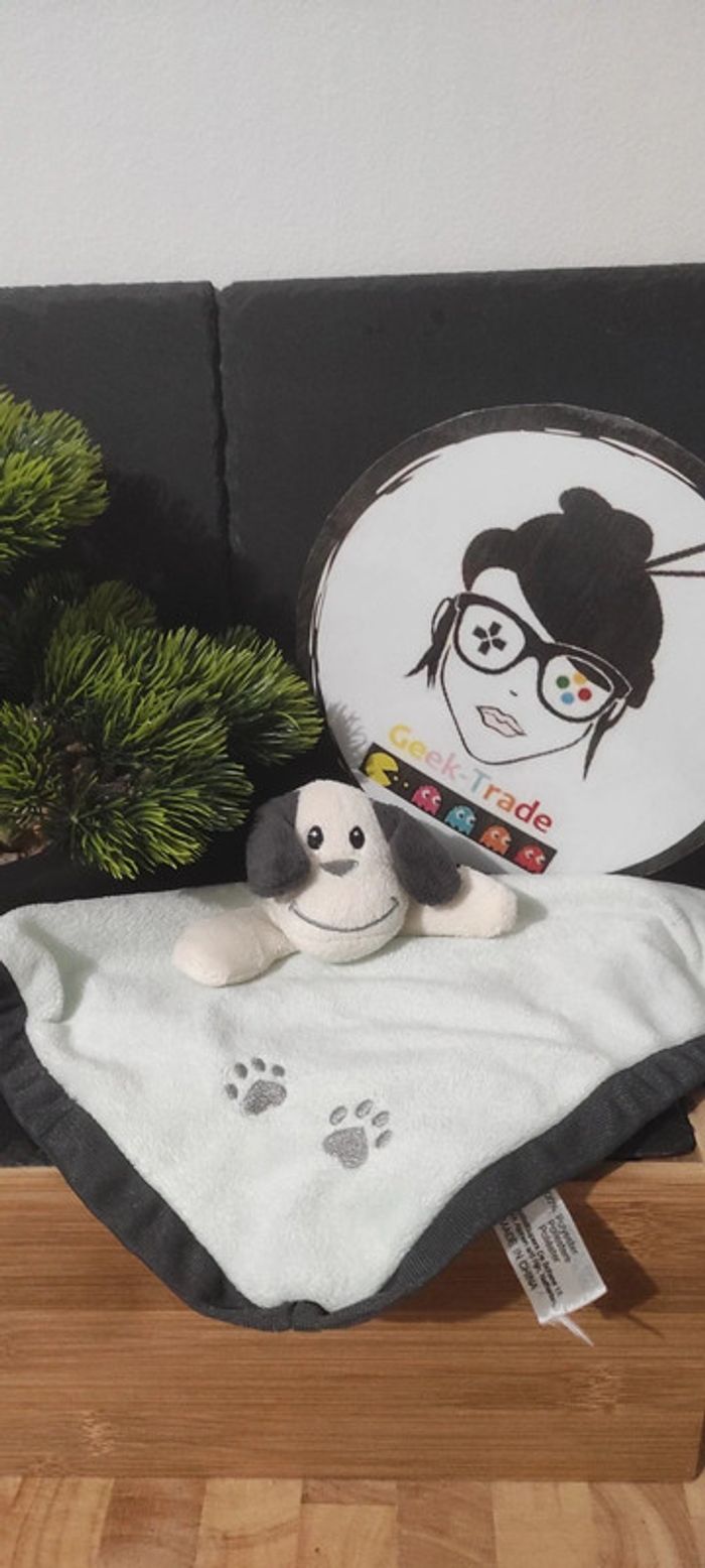 Doudou plat chien bleu vert gris Zeeman Pattes empreintes grelot Blanc Carré