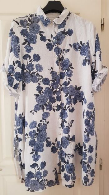 robe courte ou liquette à fleurs bleues, en lin