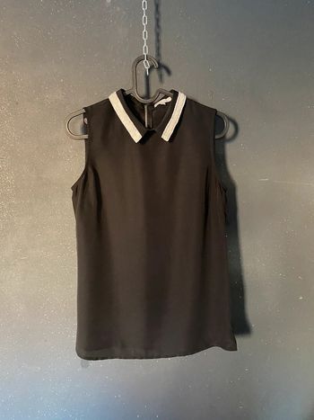 Blouse noire col bijoux