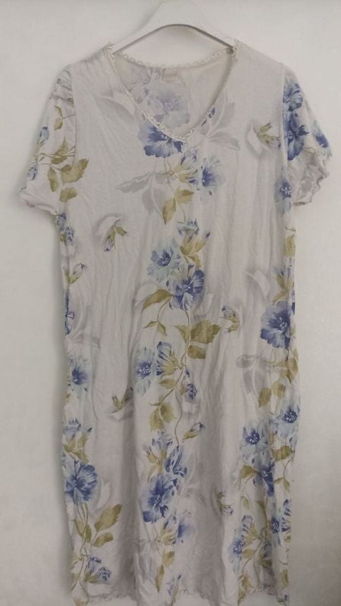 Chemises de nuit motifs fleurs manches courtes taille 38/40