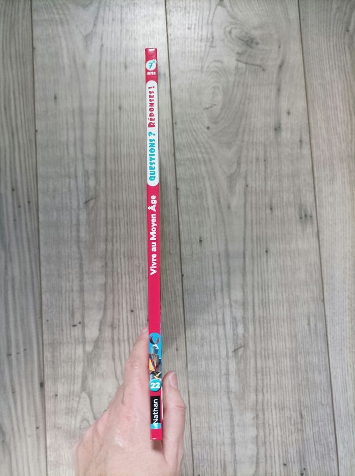 Livre instructif sur le Moyen âge neuf - photo numéro 2
