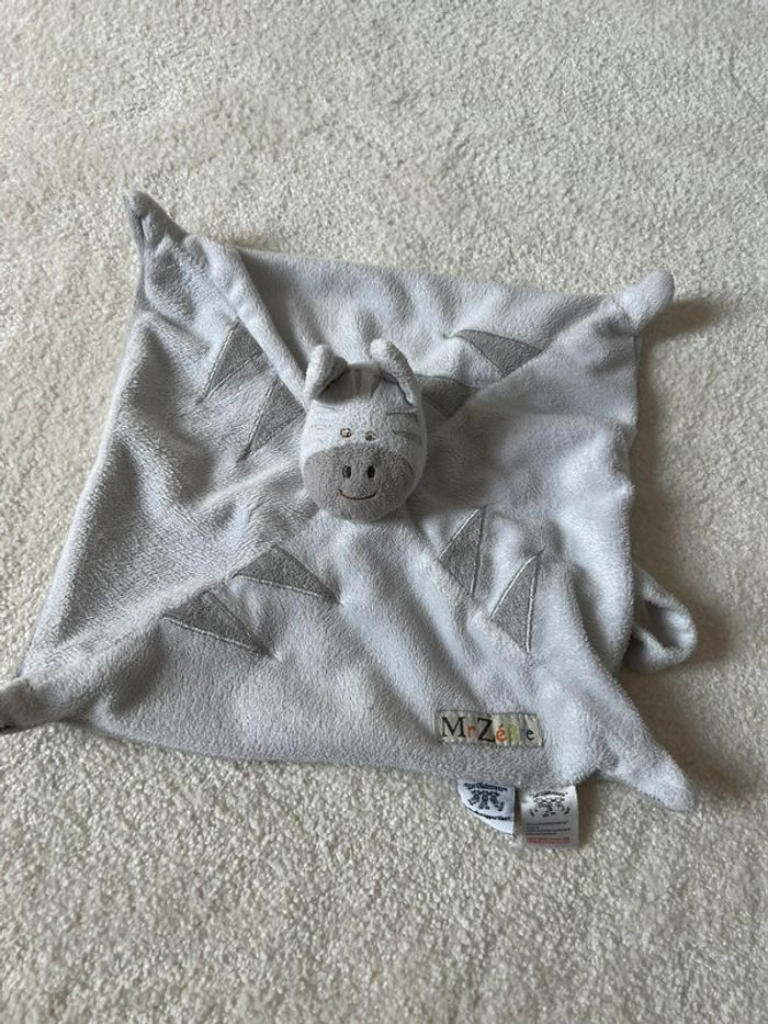 Doudou plat zèbre Les chatounets