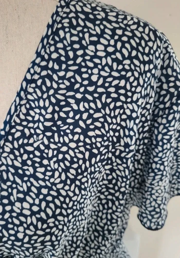 Blouse manches courtes bleue marine et blanche Shein Curve Taille 3XL ou 46 - photo numéro 3