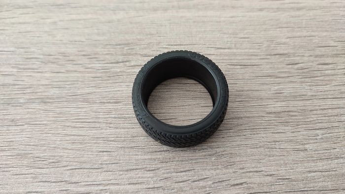 Pneu avant pièce détachée miniature Chevrolet Corvette C5 1997 Burago Bburago 1/18 #B65 - photo numéro 2