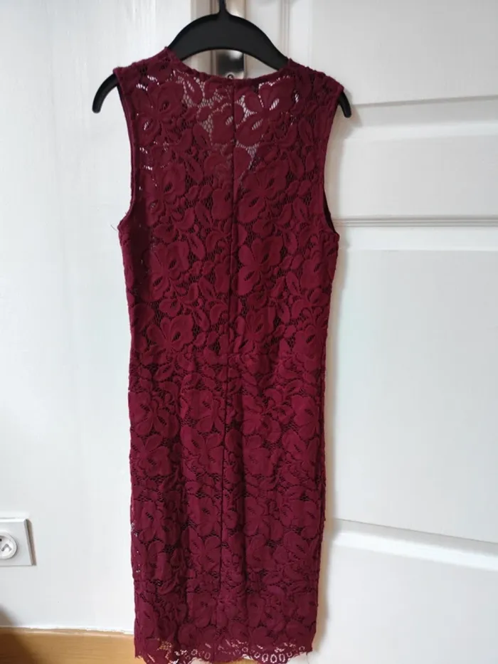 Robe bordeaux en dentelle - photo numéro 5