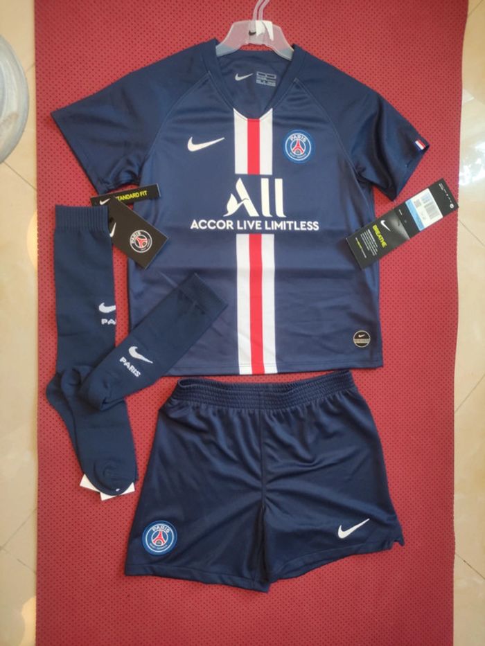 Tenue de foot PSG, Nike Authentique Officiel taille enfant 5/6 ans, Neuf