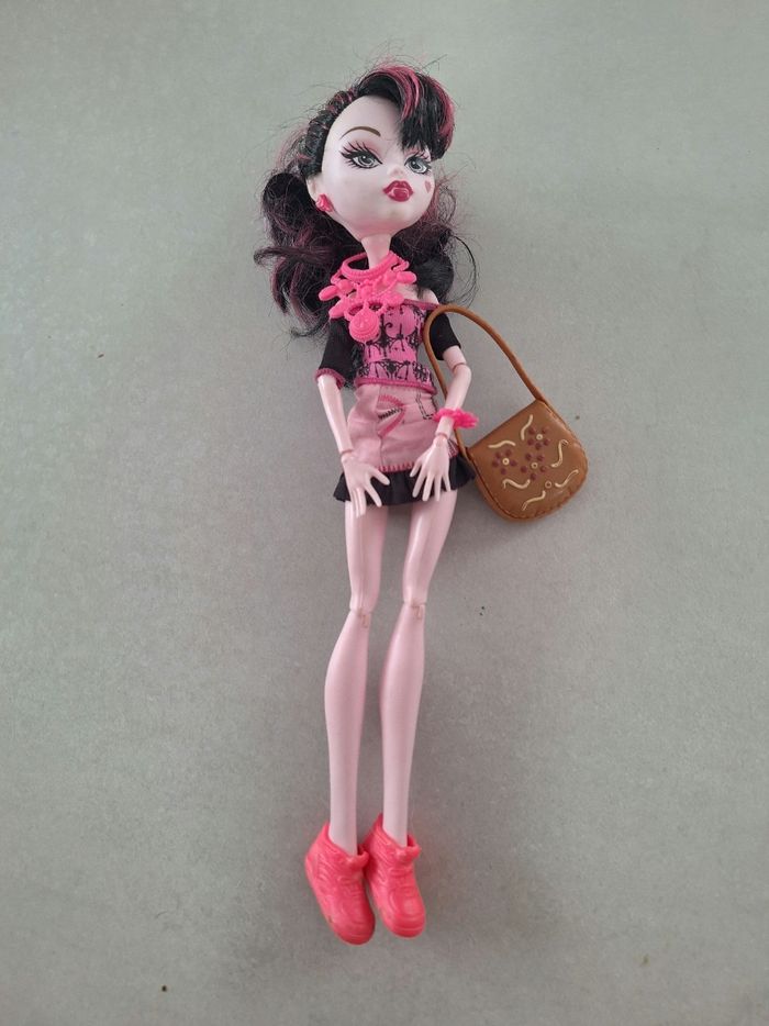 Lot 10 poupées monster high et supports - photo numéro 2