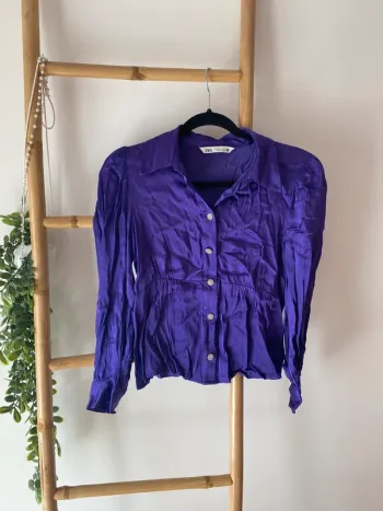 Chemise violette satinée