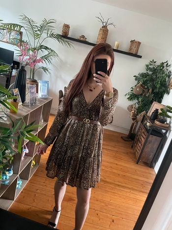 Robe fluide évasée motif léopard chic.