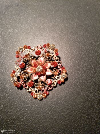 Ancienne broche en filigrane doré émaillé en perle de verre