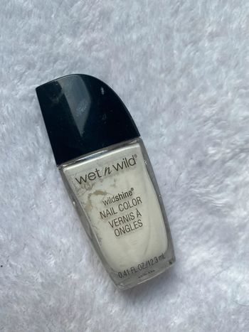 Vernis blanc.