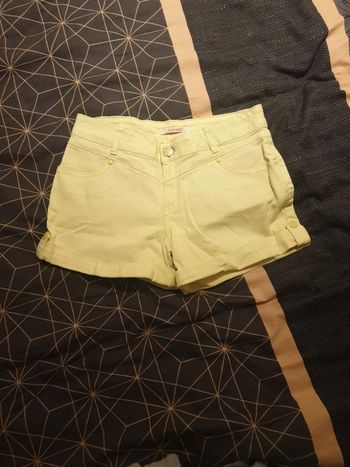 Short jaune