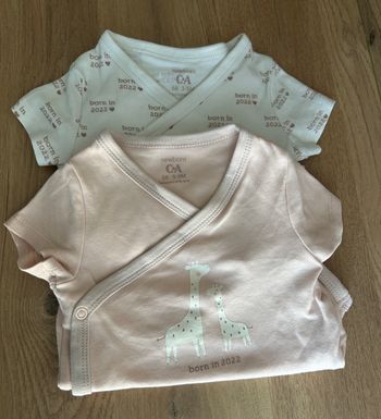 lot 2 body croisés manches courtes taille 3/6 mois