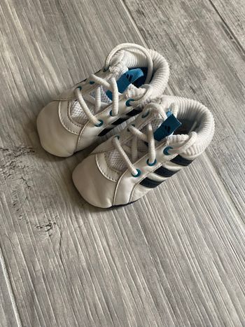 Basket adidas souple pointure 19 bébé 