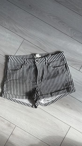 Short en jeans rayé noir et blanc