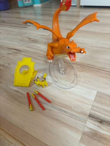 Figurine Dracaufeu et pikachu et aceessoires