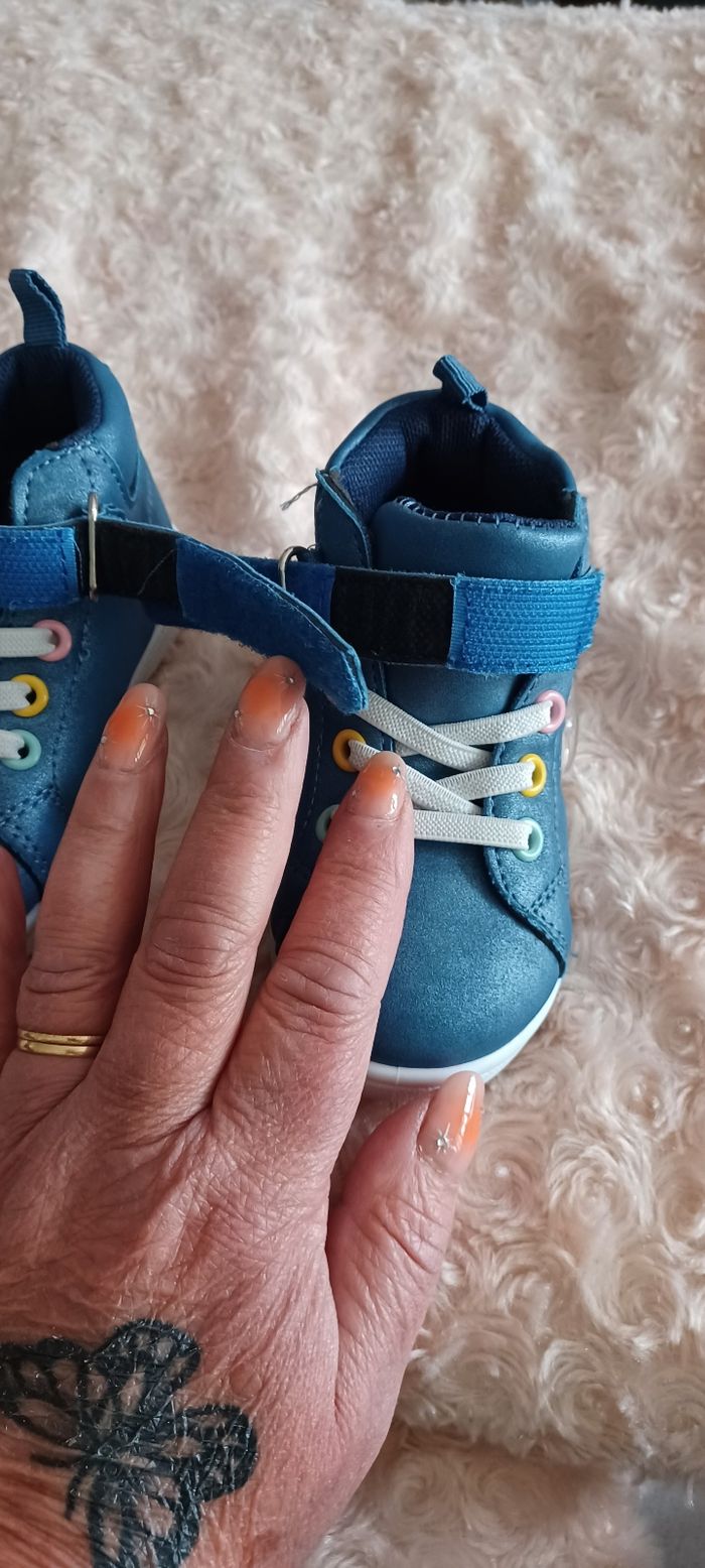 Très jolie paires de baskets fille Pointure 22 - photo numéro 7