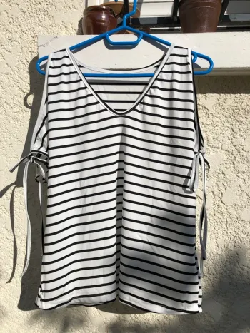 Ts.shirt rayé noir, épaules dénudées