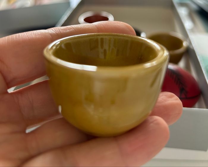 Quatre œufs en bois peints à la main – ensemble vintage avec socles cocotier en céramique/grès - photo numéro 10