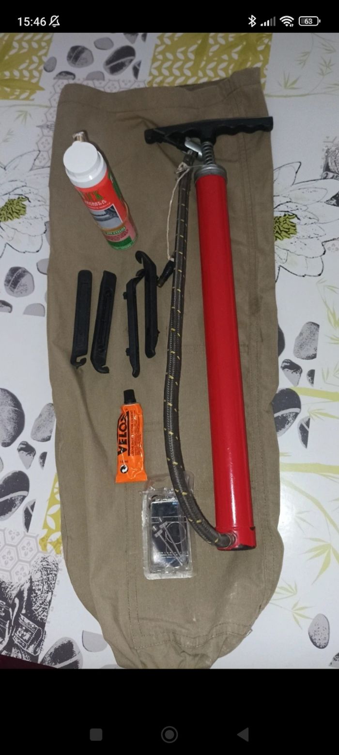 Pompe à vélo + matériel réparation crevaison vélo