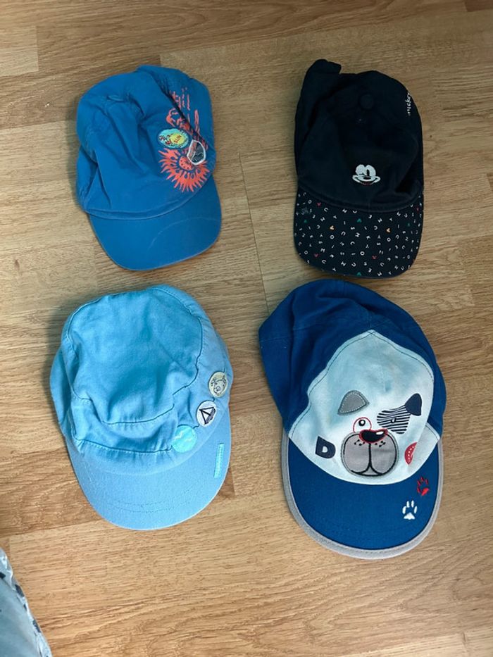 Lot 4 casquettes 18/24 mois