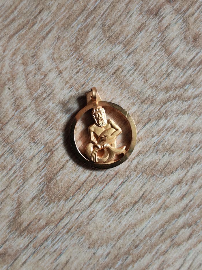 Pendentif doré signe zodiaque Verseau - photo numéro 1