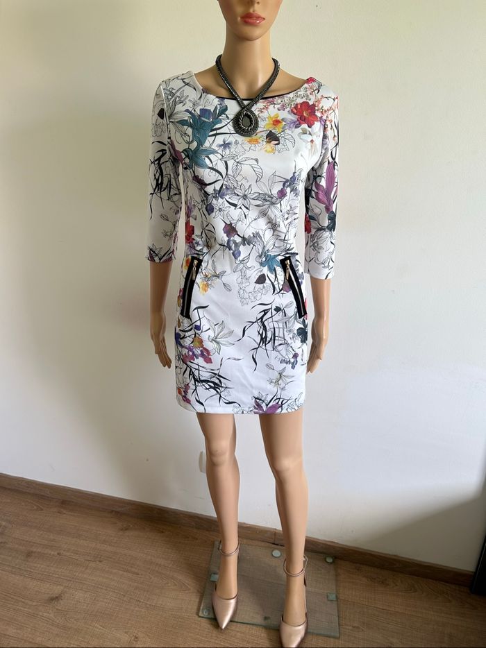 Robe courte blanche et fleurie taille S TBE - photo numéro 3