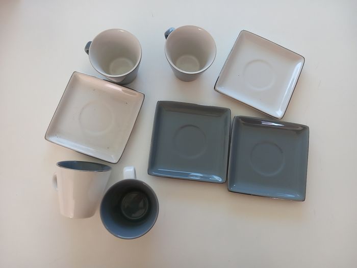 Tasses et soucoupes bicolores