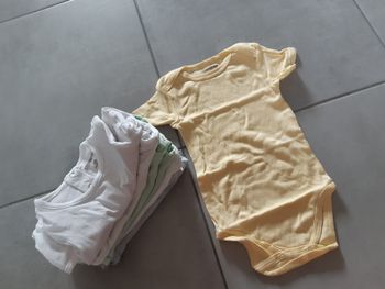 Lot de 8 bodies manches courtes taille 36 mois