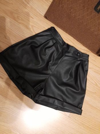 Short en simili cuir