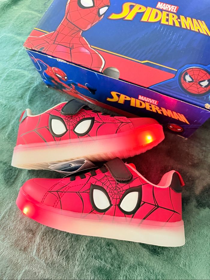 Basket Spiderman Marvel lumineux - photo numéro 2