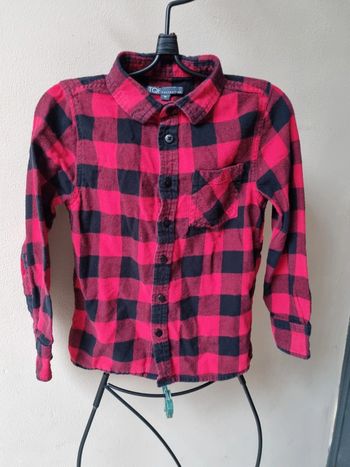 Chemise à carreaux noirs et rouges