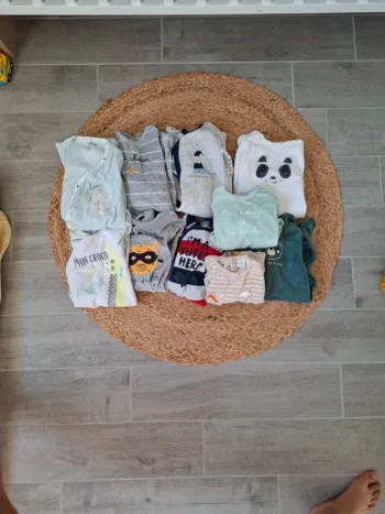 Lots de 10 pyjamas taille 6 mois